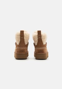 UGG CLASSIC ALPINE LACE-UP koniakowy