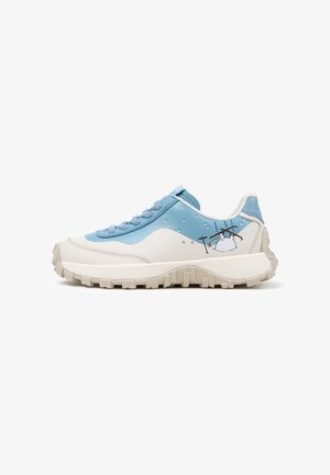 Lavtop sneaker med hvid sål og lyseblå overdel, med snørebånd og en lille tegneserie af en trommeslager, der spiller trommer.