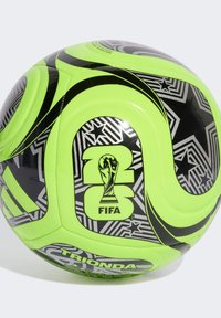 Piłka nożna rozmiar 5 z jasną neonową zieloną powierzchnią z czarnymi i szarymi wzorami w spirale. Widoczny logo FIFA oraz ikona trofeum.