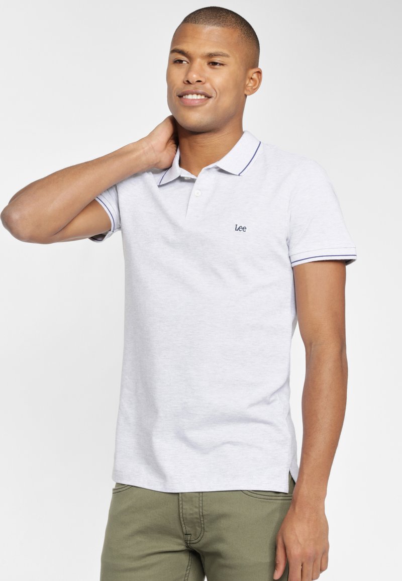 Grå bomulds polo t-shirt med marineblå detaljer på kraven og ærmerne, præget af et lille broderet "Lee" logo på venstre bryst.