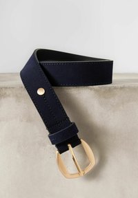 Cintura in suede blu navy con fibbia in metallo dorato, caratterizzata da una finitura liscia, cuciture a contrasto e un singolo dettaglio con borchia dorata.
