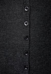 Tmavě šedá pletená cardigan s šesti černými knoflíky vpředu, texturovaná látka s žebrovanými okraji, detailní pohled.