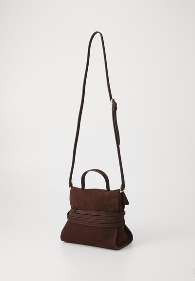 Geantă din suede maro cu un design structurat, având o mânere de sus, o curea lungă și un corp texturat. Accentuate cu accesorii aurii.