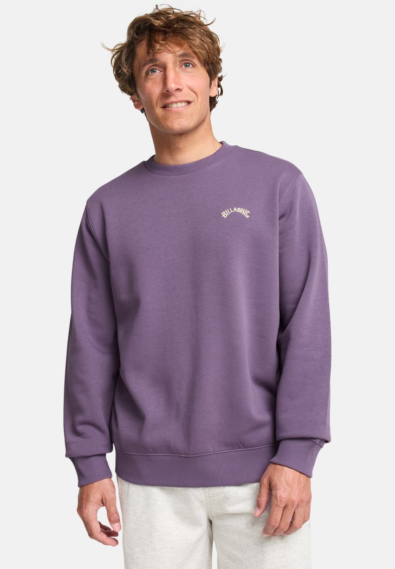 Felpa viola con scollo tondo, polsini e orlo a coste, con logo in minuscolo sul petto. Tessuto morbido al tatto.