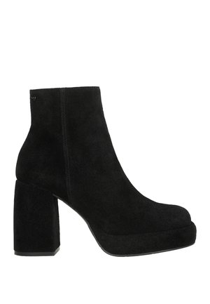 Sort ruskind ankleboots med en kraftig høj hæl og rundet tå, med sidesøm og minimal dekorativ syning.