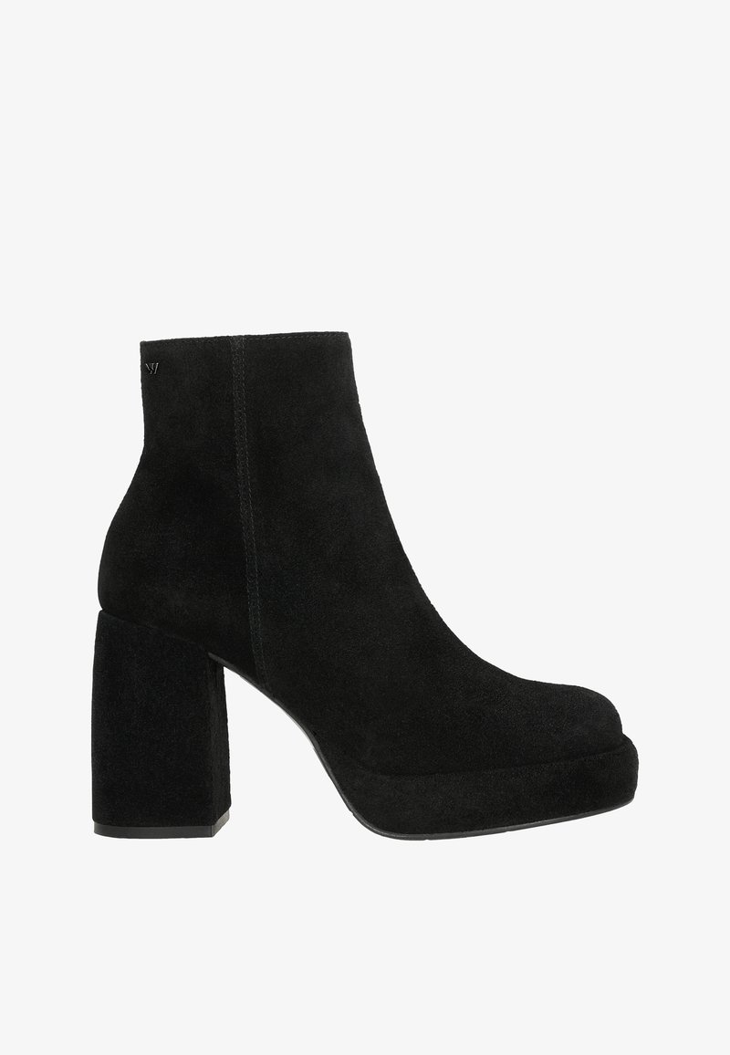 Bottine en daim noir avec un talon haut et épais et un bout arrondi, avec une couture latérale et une couture décorative minimale.