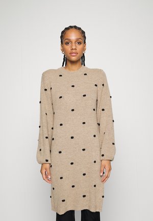 OBJEVE NONSIA DRESS - Svetríkové šaty - beige