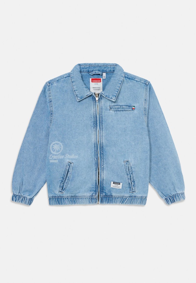 Veste en denim bleu clair avec col, poignets élastiques, fermeture éclair et une petite poche poitrine. Présente le logo de la marque sur l'étiquette.
