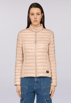 Giacca puffer rosa chiaro con colletto alto, motivo trapuntato orizzontale e zip argentata. Accento del logo nero vicino all'orlo.