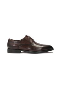 Scarpa da uomo in pelle marrone con finitura liscia, punta arrotondata e quattro occhielli per i lacci. Presenta una delicata perforazione nei pressi del tallone.