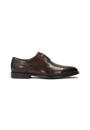 Zapato de vestir de piel marrón con textura lisa, punta redondeada y cuatro ojetes para los cordones. Presenta un sutil detalle perforado cerca del talón.