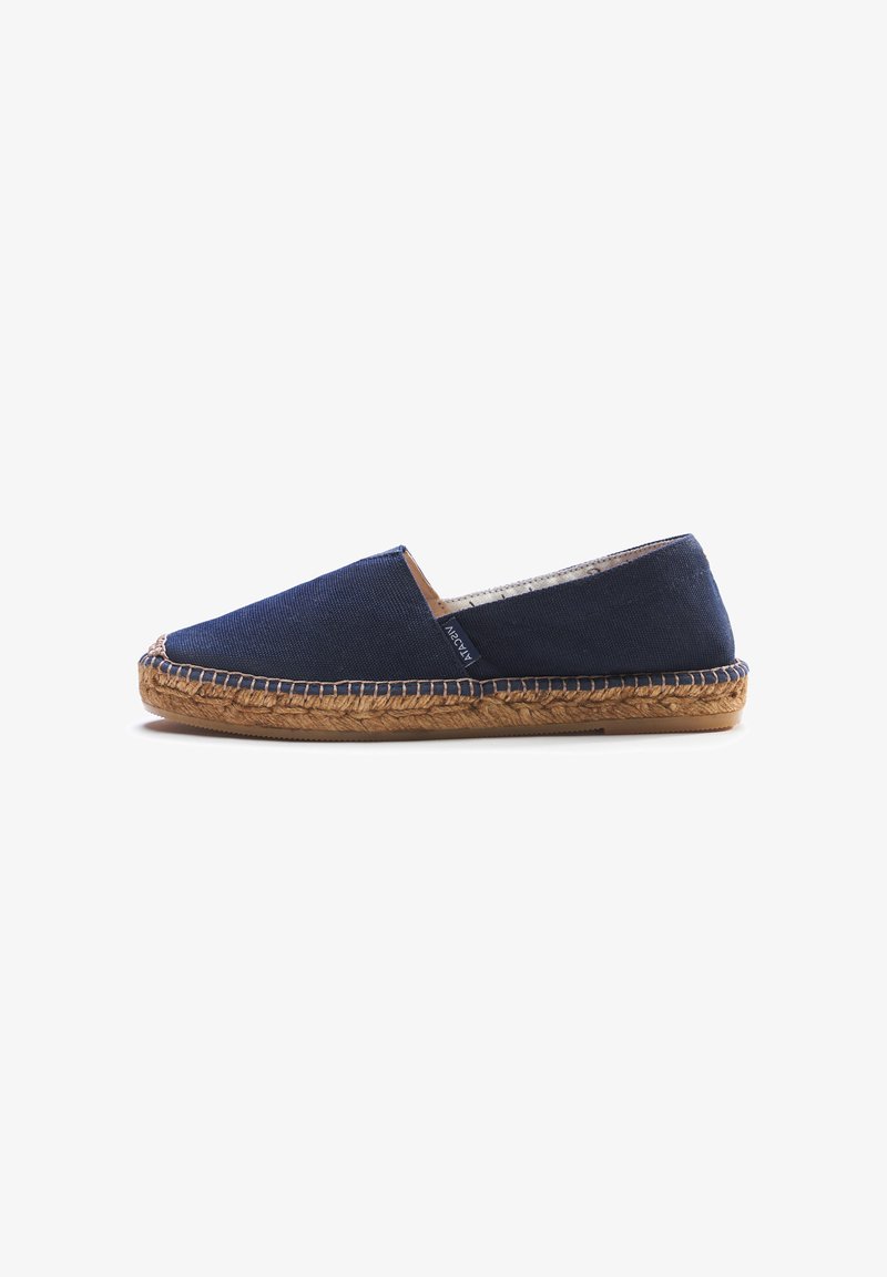 Espadrilles in canvas blu navy con suola in juta intrecciata e cuciture a vista su sfondo bianco.