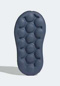 adidas Sportswear DISNEY MICKEY AND FRIENDS GRAND COURT - Lära-gå-skor - cloud white   bright red   preloved ink