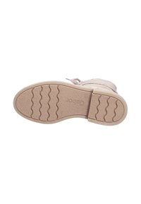 Stivale in suede color tan con suola in gomma texture caratterizzata da motivi ondulati. Punta arrotondata morbida e dettagli dei lacci minimalisti.