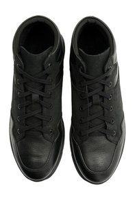 Czarne trampki typu high-top wykonane ze skóry i zamszu. Cechy obejmują zaokrąglony nos, sznurowadła i teksturowane panele po bokach.