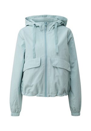 Veste à capuche bleu clair avec fermeture éclair frontale, deux poches à rabat, poignets élastiques et cordons ajustables à la capuche.