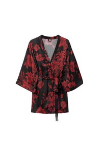Czarny kimono w kwiaty z czerwonymi kwiatami, szerokimi rękawami i wiązaniem w talii. Wykonane z lekkiego materiału o gładkiej teksturze i lekko połyskującej powierzchni.