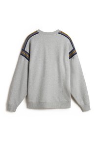Grijze sweatshirt met contrasterende strepen in marineblauw en geel langs de schouders, met een ontspannen pasvorm en ribgebreide boorden en onderrand.