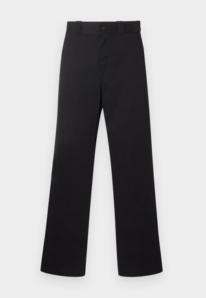 Pantalon noir droit avec passants de ceinture, bouton frontal et fermeture éclair, présenté sur un fond clair uni.