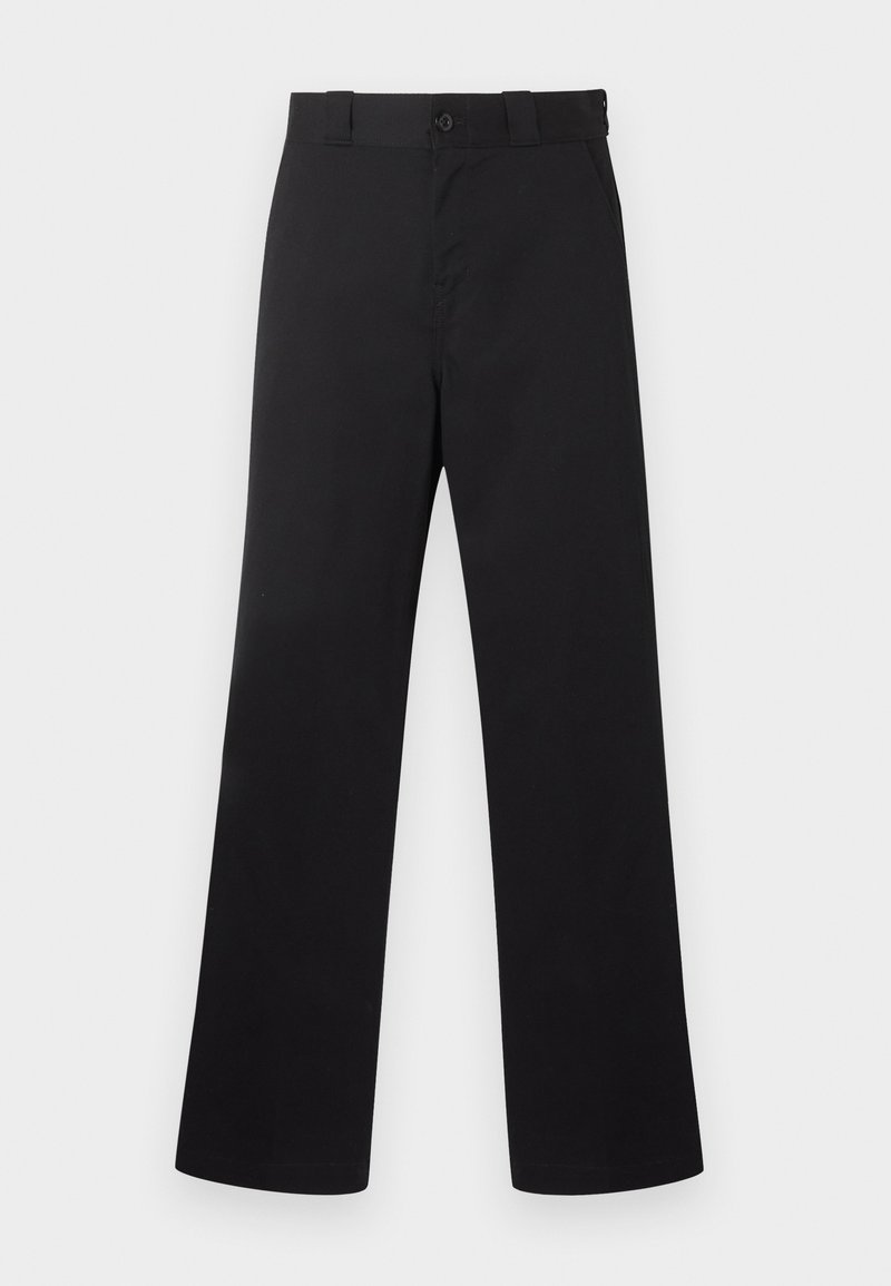 Pantalon noir droit avec passants de ceinture, bouton frontal et fermeture éclair, présenté sur un fond clair uni.