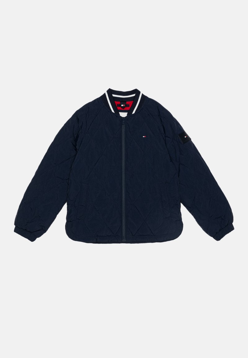 Giacca bomber trapuntata blu navy con zip frontale, colletto a costine e polsini elasticizzati. Presenta una toppa con logo sulla manica e un motivo a diamante.