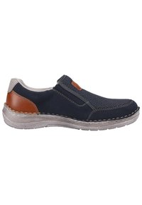 Scarpa slip-on navy con tomaia in rete, dettagli in pelle color cunero e suola grigia strutturata. Presenta inserti elastici per facilitare l'uso e dettagli di cucitura.