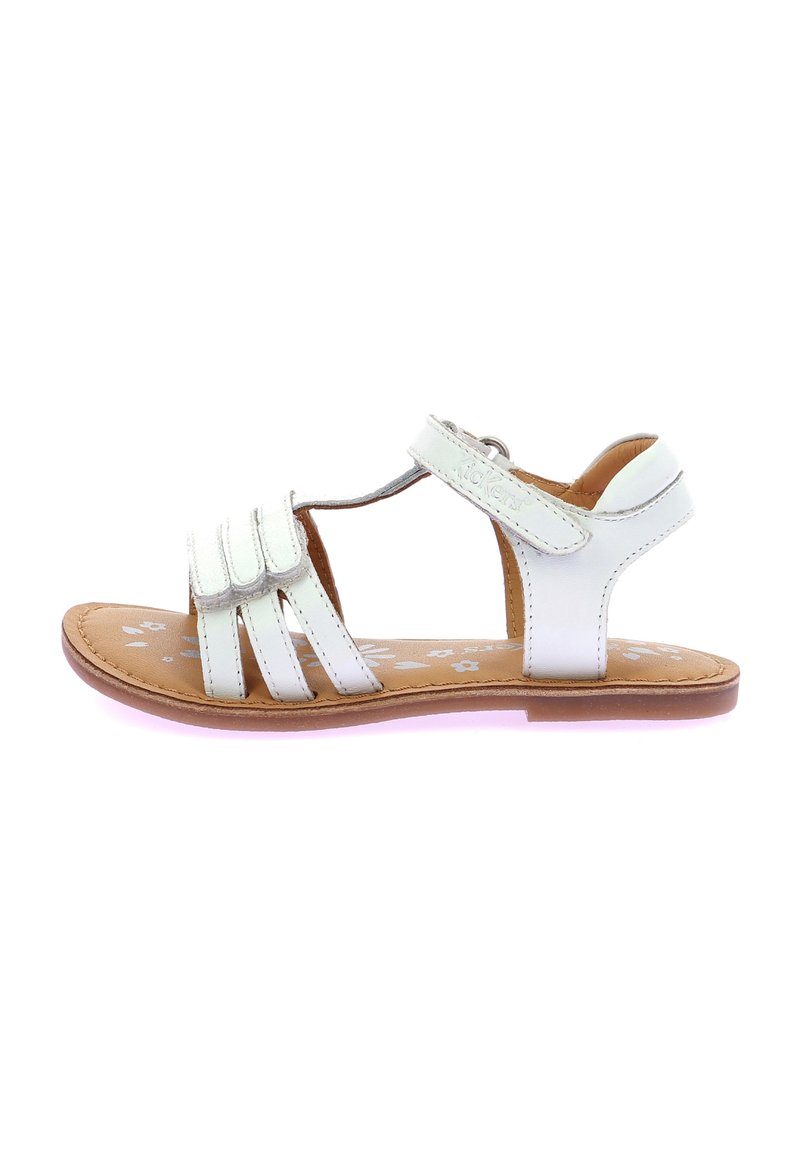 Sandalias de cuero blanco con múltiples correas, hebilla ajustable y plantilla de color marrón con un patrón floral. Suela plana con un ligero acento rosa.