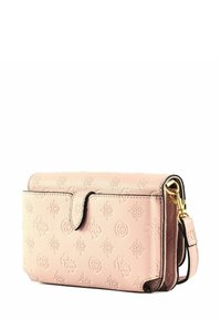 Pochette en cuir rose clair avec motif floral embossé, bordure noire et quincaillerie dorée. Dispose d'un rabat pliable et d'une sangle détachable.