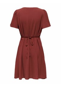 Robe à manches courtes de couleur rouille avec un tissu texturé, taille cintrée nouée avec une fine ceinture, et jupe évasée.