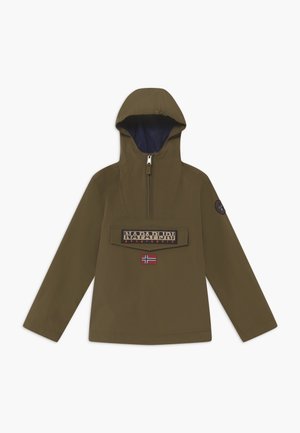 Veste à capuche vert olive avec fermeture zippée devant, grande poche frontale portant le logo « Napapijri » et un petit écusson du drapeau norvégien en dessous.