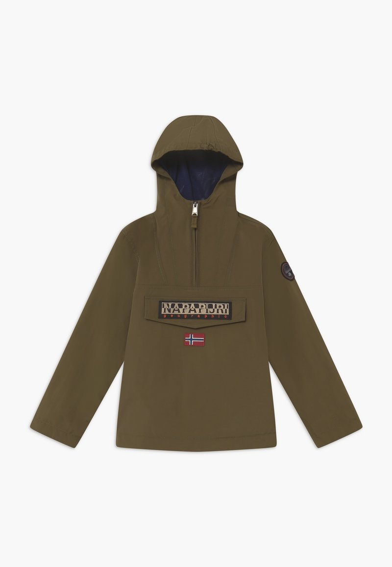 Veste à capuche vert olive avec fermeture zippée devant, grande poche frontale portant le logo « Napapijri » et un petit écusson du drapeau norvégien en dessous.