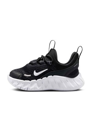 Čierno-biela športová teniska s bielym logom Nike, hrubou textúrovanou bielou podrážkou, sieťovinovým zvrškom a ťahacími pútkami na jazyku a päte.