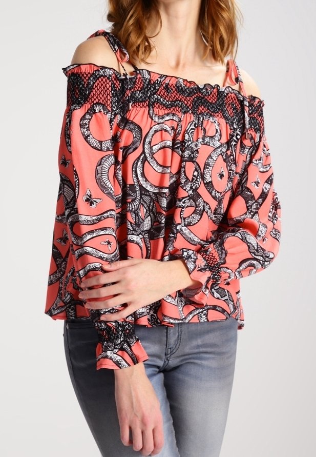 Blouse corail à épaules dénudées avec imprimé serpent noir et papillon, smocks texturés au niveau de l'encolure et des poignets, manches longues, coupe décontractée.