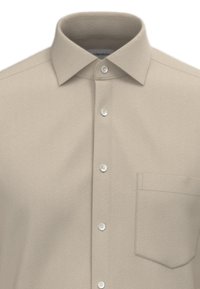 Beige herenoverhemd met puntenkraag, witte knopen aan de voorkant en een borstzak aan de linkerkant.