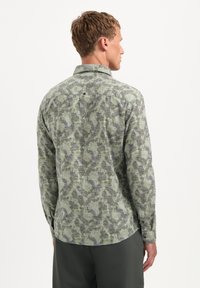 Groen geblokt shirt met een gestructureerde stof, lange mouwen, een button-down kraag en een licht gebogen zoom. Achteraanzicht weergegeven.