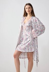 Ensemble de nuisette florale et peignoir assorti. Tissu léger, couleurs rose et bleu, bordure en dentelle, coupe ample, avec un design fluide et des manches longues.