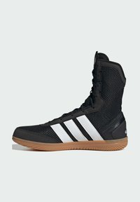 Sorte høj-top atletiske sko med mesh-overdel, hvidt tre-stribes design og gummisål for godt greb. Justerbar snørebåndslukning.