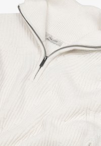 Hvid strikket sweater med en halv-zip krave, tekstureret mønster og et mærke med teksten "DAN JOHN." Blødt stof med synlige ribbede detaljer.