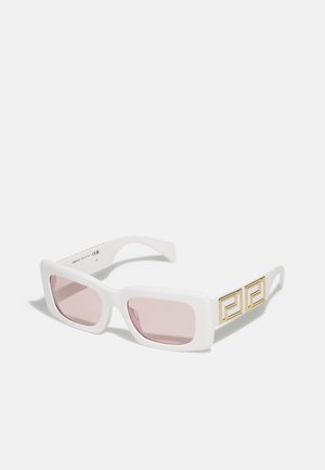 Occhiali da sole bianchi oversize con lenti rosa. Design con montatura quadrata e accenti geometrici dorati sulle tempie. Finitura lucida e liscia.