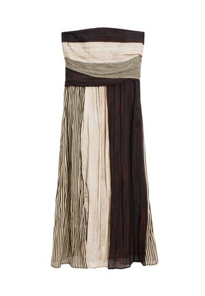 Utan axelband maxiklänning med randiga och enfärgade paneler i svart, grädde och taupe. Lätt, flödande tyg med texturerade veck.