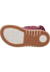 Gumowa podeszwa z wzorem w zygzak, z różową tkaniną na górze i regulowanymi paskami dla pewnego dopasowania. Lekka i elastyczna konstrukcja.