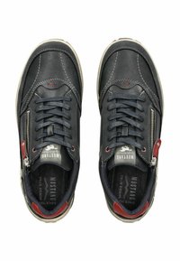 Baskets en cuir gris foncé avec un embout arrondi, des coutures contrastantes, des accentuations rouges et des doubles zips sur les côtés pour un accès facile.