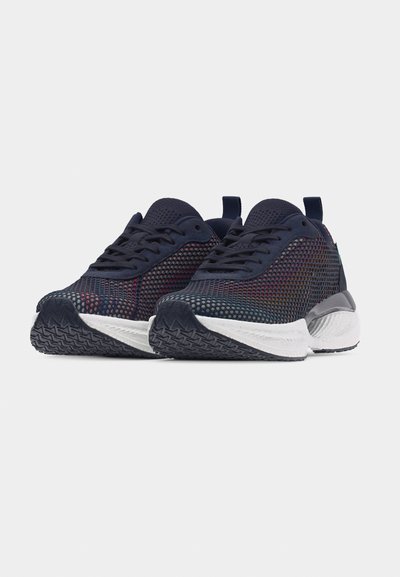 Ζευγάρι αθλητικά παπούτσια από μαύρο και πολύχρωμο διχτυωτό υλικό με λευκές μαλακές σόλες και υφασμένες λαστιχένιες εξωτερικές σόλες σε γκρι φόντο.