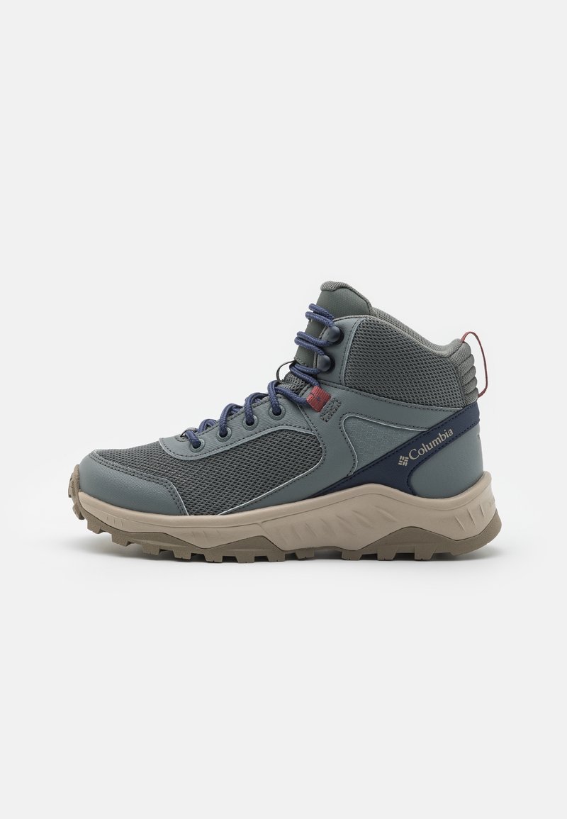 Chaussure de randonnée Columbia grise et bleu marine avec semelle beige robuste, panneaux en mesh, fermeture à lacets et maintien de la cheville.