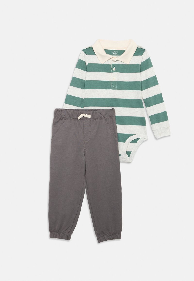 Groen en grijs gestreepte longsleeve rompertje met kraag, gecombineerd met grijze broek met elastische tailleband en enkelmanchetten.