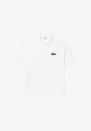 Polo blanco hecho de algodón con una textura suave. Presenta una tapeta de dos botones y un logo de cocodrilo bordado en verde en el lado izquierdo del pecho.