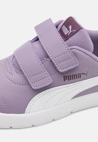 Puma COURTFLEX V3 UNISEX - Chaussures de running sur route - pale plum/white