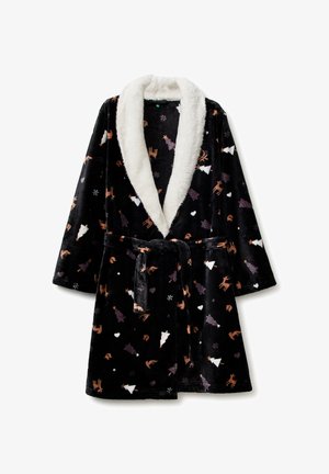 Zwarte pluchen badjas met witte, pluizige sjaalkraag, ceintuur en feestelijk patroon van bomen, rendieren, harten en sneeuwvlokken in bruin, wit en paars.