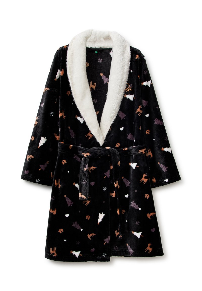 Zwarte pluchen badjas met witte, pluizige sjaalkraag, ceintuur en feestelijk patroon van bomen, rendieren, harten en sneeuwvlokken in bruin, wit en paars.