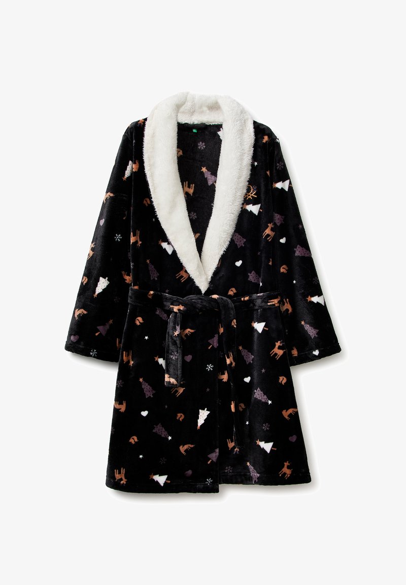 Zwarte pluchen badjas met witte, pluizige sjaalkraag, ceintuur en feestelijk patroon van bomen, rendieren, harten en sneeuwvlokken in bruin, wit en paars.